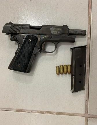 Dois homens foram presos com arma de fogo e moto roubada no bairro de Pedrinhas