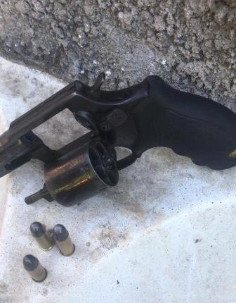 Dupla suspeita de prática de homicídio e tráfico de drogas é presa em Caxias