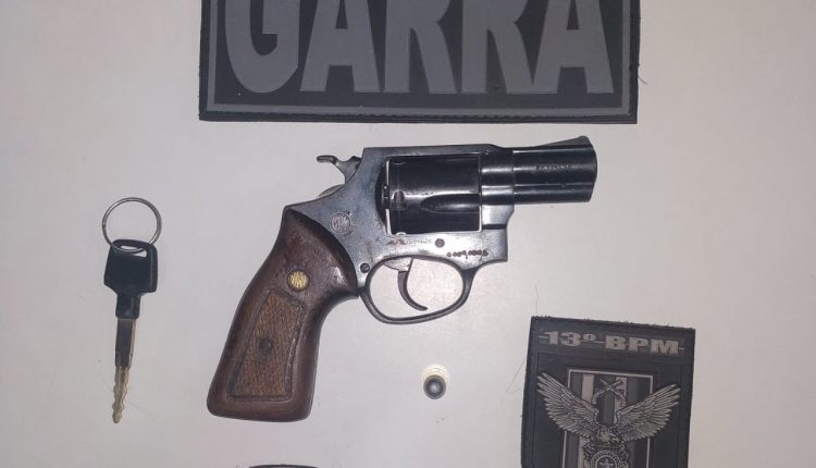 POLÍCIA MILITAR CONDUZ INDIVÍDUOS POR PORTE ILEGAL DE ARMA DE FOGO E RECUPERA MOTO ROUBADA NA REGIÃO DE SÃO JOSÉ DE RIBAMAR