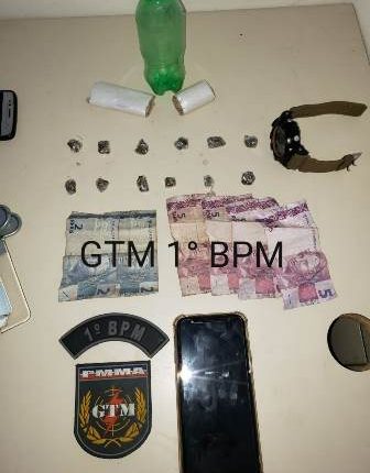 Policiais militares apreendem drogas no Bairro da Vila Embratel