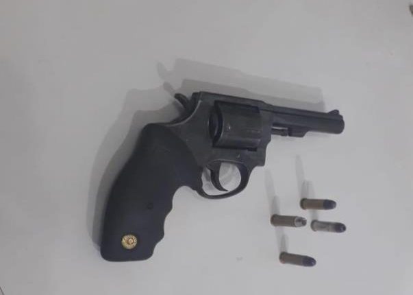 Em tentativa de fuga, homem colide veículo e é preso com arma de fogo