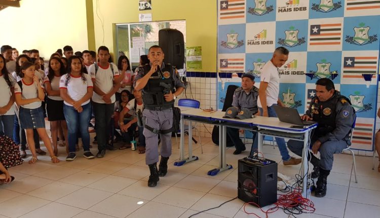 POLICIA MILITAR PROMOVE PALESTRA AOS PAIS E ALUNOS EM ESCOLA DA REDE ESTADUAL DE EDUCAÇÃO EM SANTA QUITÉRIA/MA