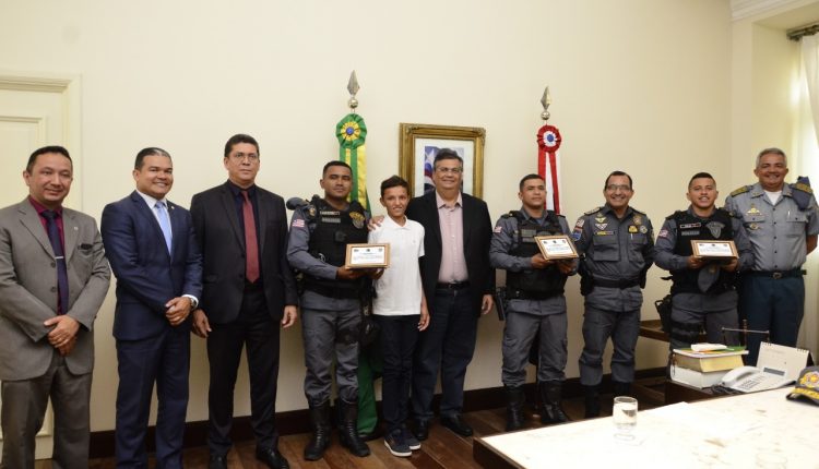 Governador do Estado recebe garoto hostilizado por vender geladinho e homenageia policiais militares