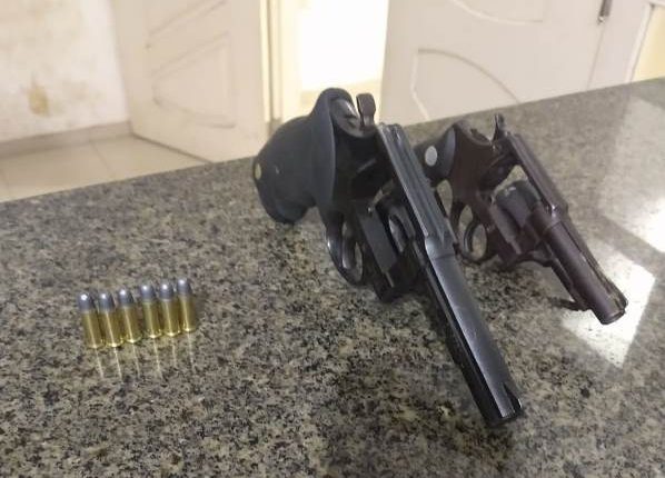 Três armas de fogo são apreendidas em Itapecuru e indivíduos são presos