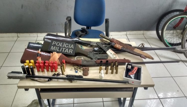 POLICIAIS MILITARES PRENDEM HOMENS COM VÁRIAS ARMAS DE FOGOS E MUNIÇÕES EM CAXIAS
