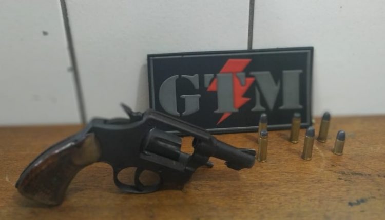 Polícia Militar apreende dupla com arma de fogo no Bairro de Fátima