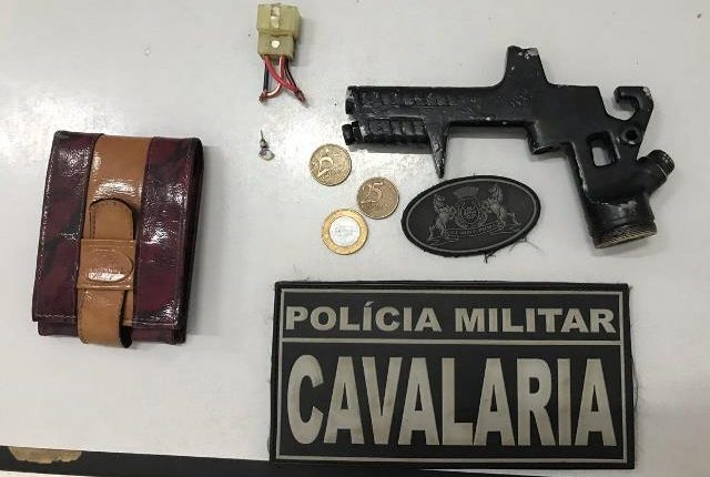 PM apreende arma falsa e recupera motocicleta roubada com adolescentes no Bairro São Francisco