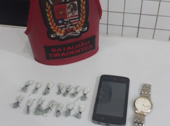 Polícia Militar prende suspeito de tráfico de drogas no bairro amendoeira.