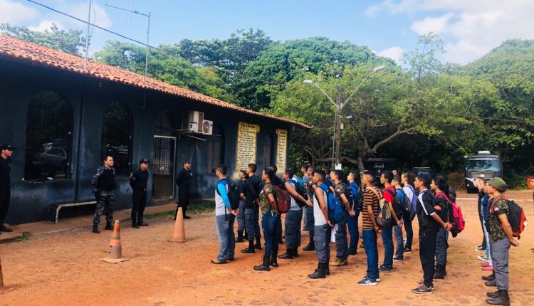 Alunos do Colégio Militar Tiradentes de São Luis visitam base do BOPE da PMMA