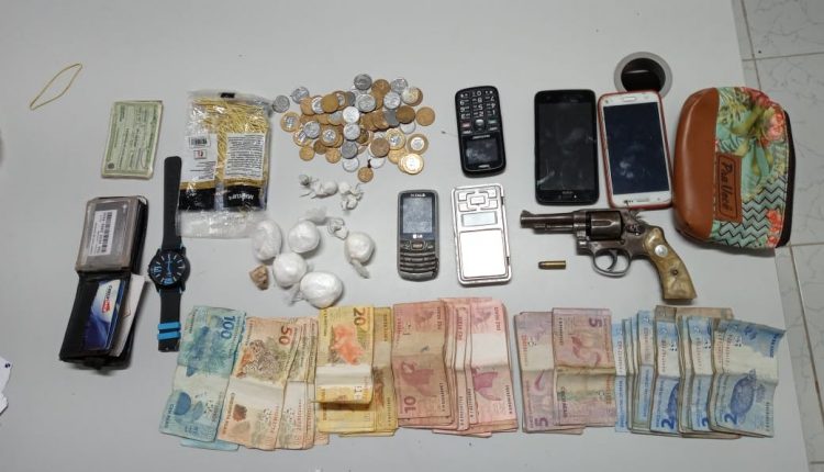 PMMA PRENDE TRÊS HOMENS POR TRÁFICO DE DROGAS E APREENDE ARMA DE FOGO NO INTERIOR