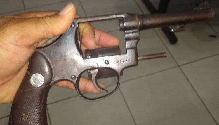 POLÍCIA MILITAR PRENDE ACUSADOS DE AMEAÇAR CASAL COM ARMA DE FOGO EM PRESIDENTE DUTRA
