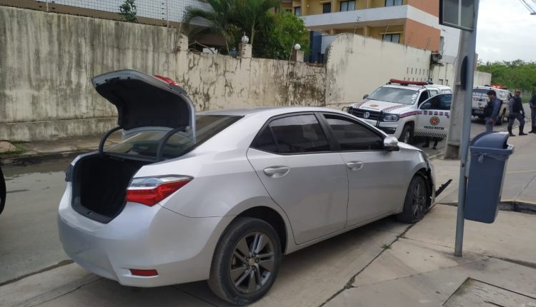 EM OPERAÇÃO, POLICIAIS APREENDEM ARMA DE FOGO E RECUPERAM VEÍCULO ROUBADO NA CAPITAL