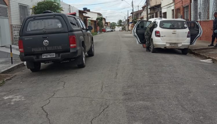 Policiais recuperam veículo tomado de assalto no Monte Castelo