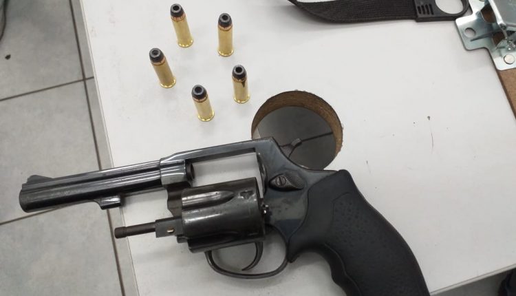 HOMEM É PRESO COM ARMA DE FOGO NO BAIRRO DA CAMBOA