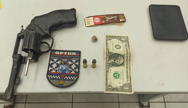 Policiais militares apreendem arma de fogo no Terminal da Praia Grande