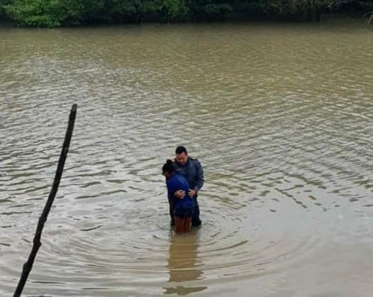 POLÍCIA MILITAR SALVA JOVEM E EVITA SUICÍDIO NO PORTO DE BEQUIMÃO