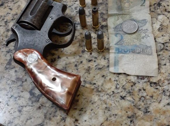 PMMA PRENDE SUSPEITOS POR PORTE ILEGAL DE ARMA DE FOGO NO PRÉ-CARNAVAL