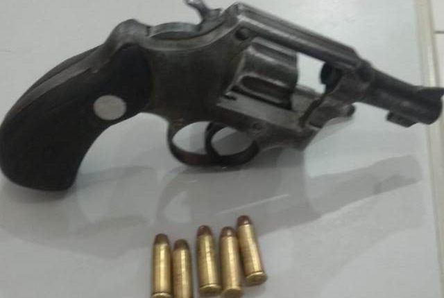Policiais militares apreendem arma de fogo no bairro São Cristovão