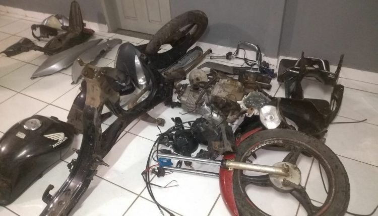 POLICIAIS MILITARES ESTOURAM LOCAL DE DESMANCHE DE MOTOCICLETAS NO CRUZEIRO DO ANIL