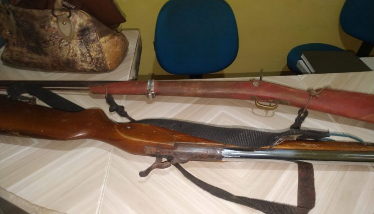 Armas de fogo apreendidas. Policiais militares prendem suspeitos de roubo de animais