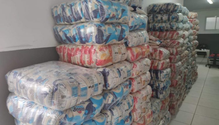 Polícia Militar apresenta suspeito de comprar mercadoria roubada. Carga de fardos de arroz foi avaliada em 100 mil reais