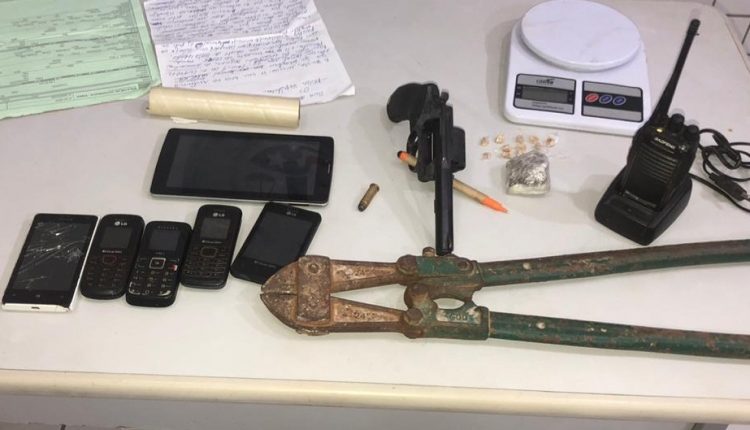 Arma e drogas são apreendidas e dois criminosos são presos no Maracanã