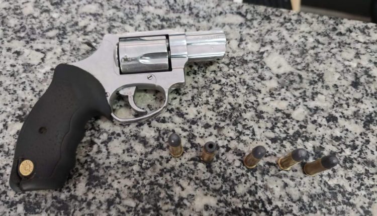 Polícia Militar apreende arma de fogo e prende mulher por tráfico de drogas em Bacabal