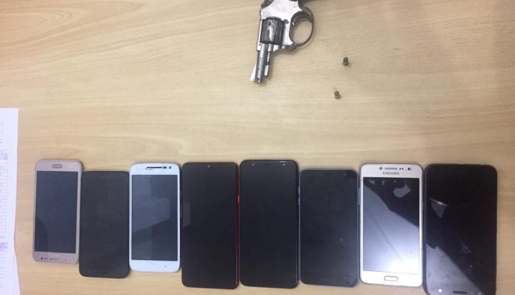 Dois homens são presos por roubo e arma de fogo é apreendida pela PM no interior do Estado