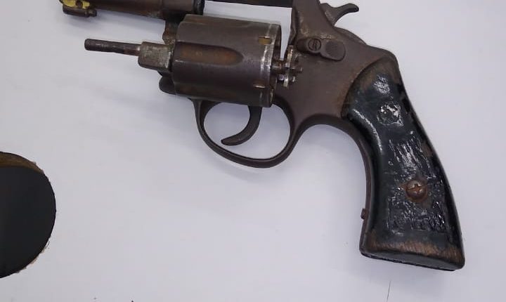 Homem é preso por porte ilegal de arma de fogo