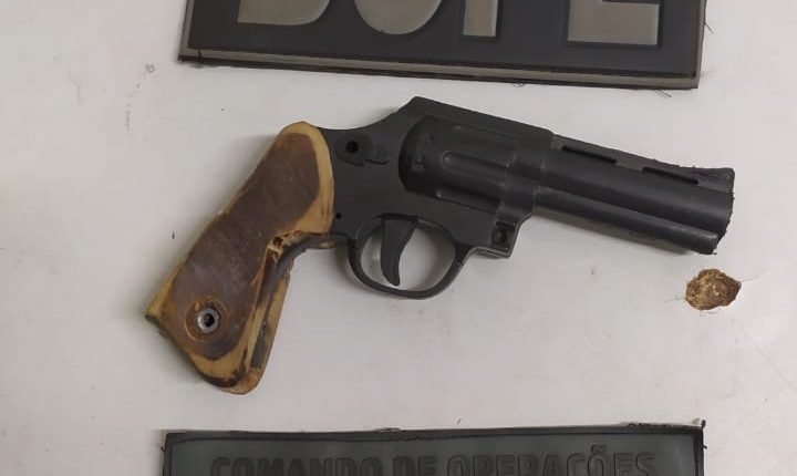 Em abordagem a coletivo, policiais militares apreendem arma de fogo na Estrada de Ribamar