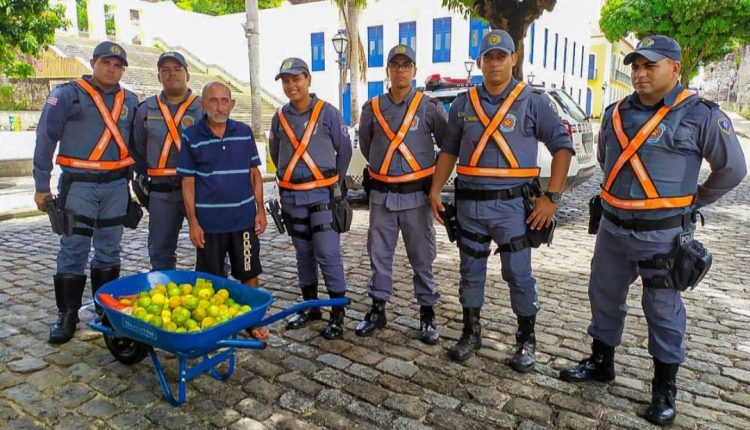Após ter carrinho de mão furtado, policiais militares presenteiam vendedor de laranjas com um novo