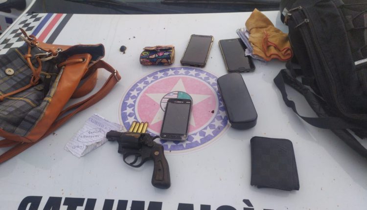 PM prende dupla de assaltantes com arma fogo e recupera objetos roubados no bairro Nova Terra