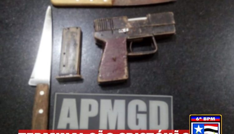 POLICIAIS MILITARES PRENDEM INDIVIDUO COM SIMULACRO DE ARMA DE FOGO NO TERMINAL DE INTEGRAÇÃO DO SÃO CRISTÓVÃO