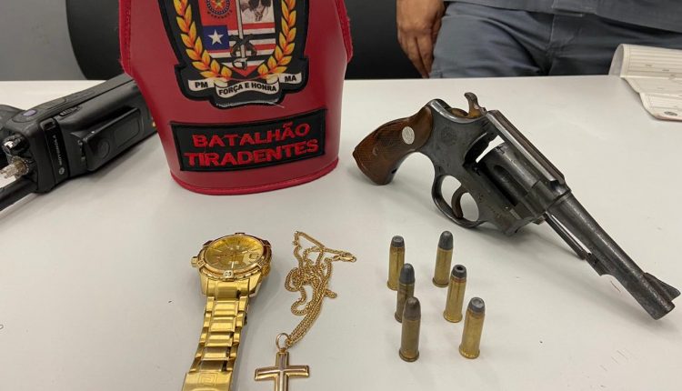 Polícia militar apreende arma de fogo na avenida quarto centenário