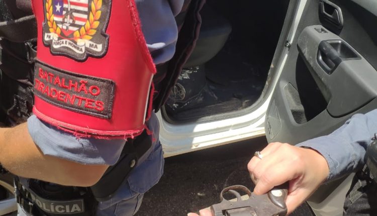 Policiais militares prendem suspeitos de assalto à mão armada