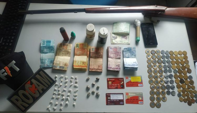 Polícia Militar realiza apreensão de drogas, arma de fogo e prisão de traficante na cidade de Porto Rico