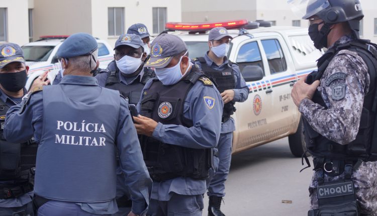 Polícia militar retira invasores do Condomínio Piranhenga no Pindorama