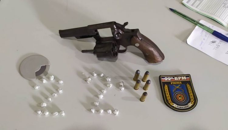 POLICIAIS DO 22º BPM PRENDEM HOMEM COM DROGAS E ARMA DE FOGO NA CIDADE DA RAPOSA