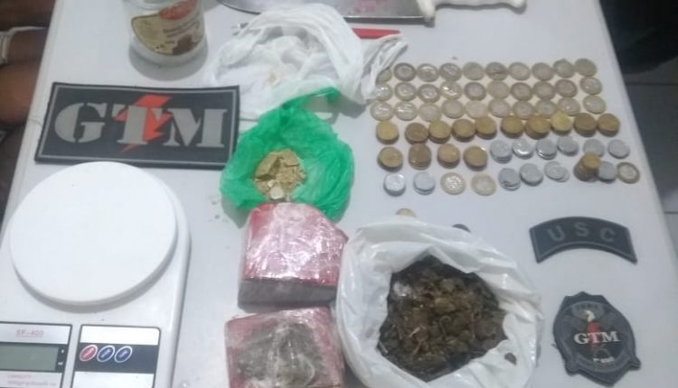 POLÍCIA MILITAR REALIZA GRANDE APREENSÃO DE ENTORPECENTES DO TIPO SKANK NO BAIRRO DA SANTA ROSA