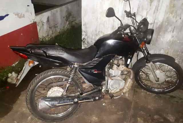 Polícia Militar prende dupla com moto roubada no bairro da Alemanha