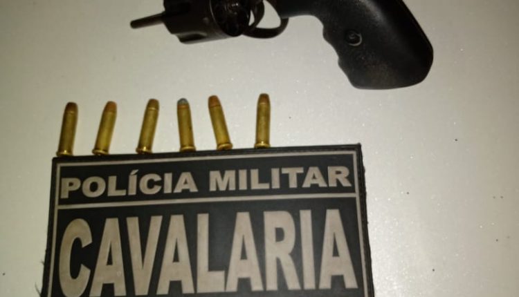 Policiais da cavalaria prendem homem por porte ilegal de arma de fogo