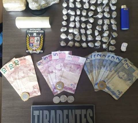 Polícia Militar apreende drogas com trio no Bairro da Liberdade