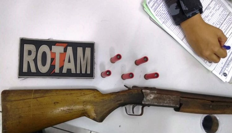 ROTAM PRENDE SUSPEITOS E APREENDE ARMAS DE FOGO