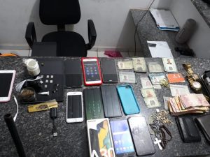 PMs do 26° BPM prendem suspeitos de prática de estelionato do Auxílio Emergencial do Governo Federal, em Açailândia