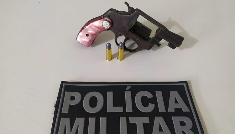 Policiais Militares apreendem arma de fogo e recuperam veículo durante ações em Santa Rita e Morros