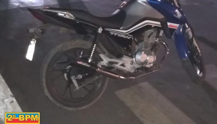 POLÍCIA MILITAR RECUPERA MAIS UMA MOTOCICLETA ROUBADA DURANTE OPERAÇÃO BAIRRO SEGURO EM CAXIAS