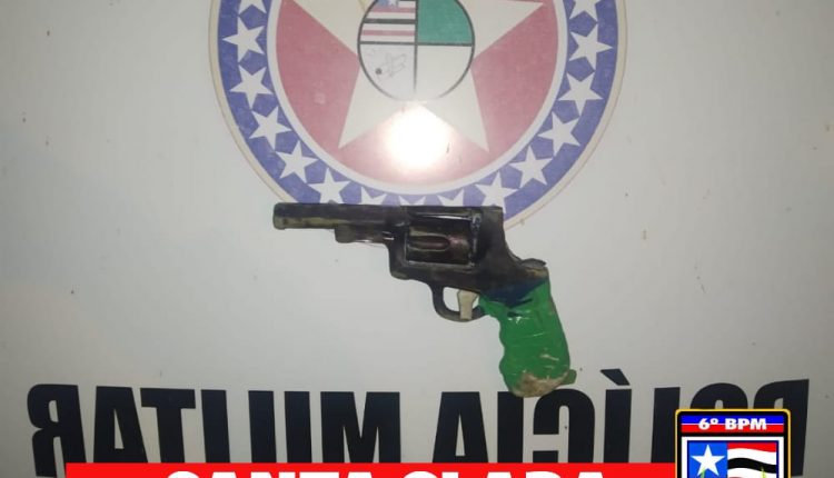 POLICIAIS MILITARES CONDUZEM INDIVÍDUO QUE ESTAVA PORTANDO SIMULACRO DE ARMA DE FOGO E SUPOSTAMENTE COMETENDO ASSALTOS