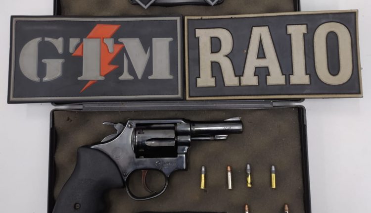 Policiais militares do 9º BPM apreendem homem com arma de fogo na Vila Palmeira