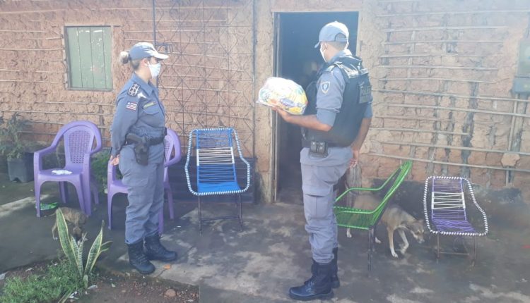 Polícia Militar distribui cestas básicas durante a quarentena em Coroatá