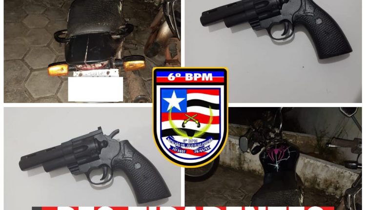 PMMA prende dupla com moto roubada e simulacro de arma de fogo